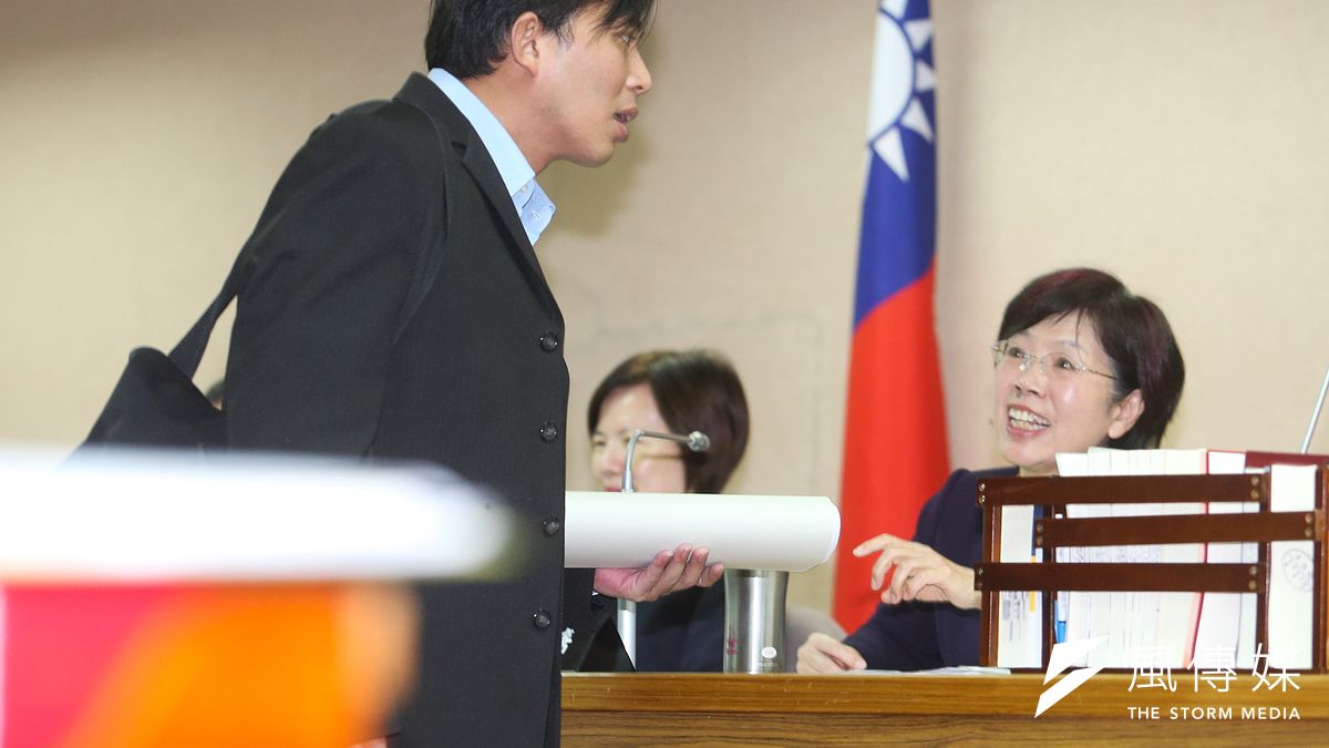 以過去伴侶盟版草案為藍本的許毓仁及時代力量黃國昌(左),有默契的放棄大部分自己提出的條文,而支持尤美女(右)新增《民法》第971-1條對配偶及雙親利義務概括規範保障。(陳明仁攝) 以過去伴侶盟版草案為藍本的許毓仁及時代力量黃國昌(左),有默契的放棄大部分自己提出的條文,而支持尤美女(右)新增《民法》第971-1條對配偶及雙親利義務概括規範保障。(陳明仁攝)