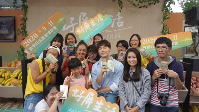屏東社區產業博覽會最後一日限定快閃男友活動,IG男神宋偉恩現身活動現場。(圖/2020屏東社區產業博覽會提供)