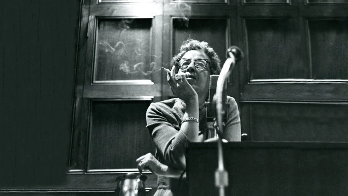 漢娜・鄂蘭講述了艾希曼的故事,提到他的官僚心態,還有他自負地聲稱「官腔是我唯一的語言」,鄂蘭的判斷就是他無法分辨是非。(取自佳映娛樂)