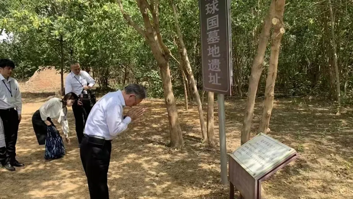 沖繩縣知事玉城丹尼7月4日訪問北京市通州張家灣鎮的「琉球國墓地」遺址,此處安葬著清朝時期因生病或事故而過世的琉球人。(環球網) 沖繩縣知事玉城丹尼7月4日訪問北京市通州張家灣鎮的「琉球國墓地」遺址,此處安葬著清朝時期因生病或事故而過世的琉球人。(環球網)