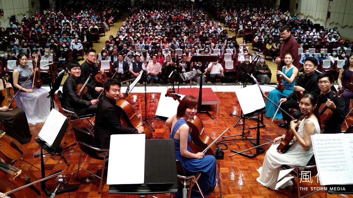 中油公司日前舉辦音樂會,並邀請「灣聲樂團」為觀眾演出特別的台灣古典樂。(圖/徐炳文攝) 中油公司日前舉辦音樂會,並邀請「灣聲樂團」為觀眾演出特別的台灣古典樂。(圖/徐炳文攝)