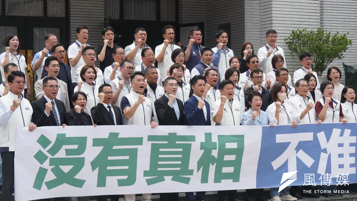 左起台北市長蔣萬安(中)、台中市長盧秀燕(右五)、基隆市長謝國樑(左六)出席國民黨與民眾黨立院黨團所舉辦的食安遊行前記者會。(蔡親傑攝)