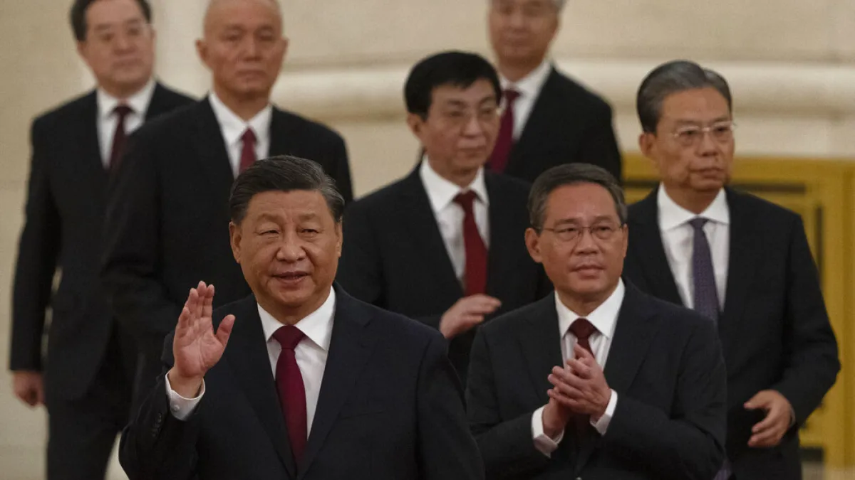 2022年10月23日,中共二十大一中全會,最新一屆政治局常委亮相。依序為習近平、李強、趙樂際、王滬寧、蔡奇、丁薛祥、李希。(AP)
