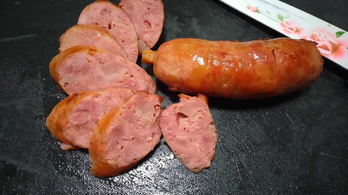 香腸怎麼煎才不會焦黑不熟?(圖/翻攝自 家常菜)
