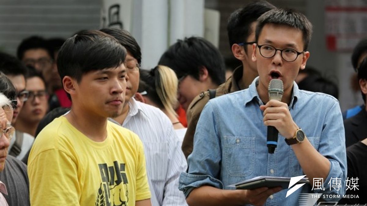 對馬英九總統29日記者會的回應感到失望,學運總指揮林飛帆(右)晚間表示,民眾退無可退,只能繼續行動,330絕對如期上凱道。 (資料照、余志偉攝) 對馬英九總統29日記者會的回應感到失望,學運總指揮林飛帆(右)晚間表示,民眾退無可退,只能繼續行動,330絕對如期上凱道。 (資料照、余志偉攝)