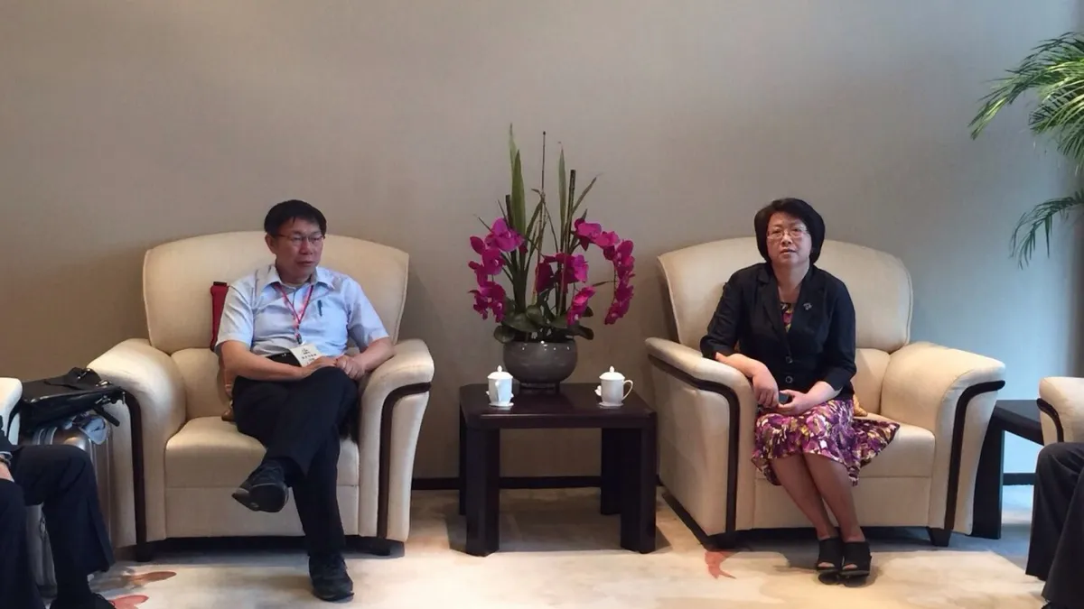 台北市長柯文哲扺達上海,上海副市長翁鐵慧接機。(台北市政府提供)