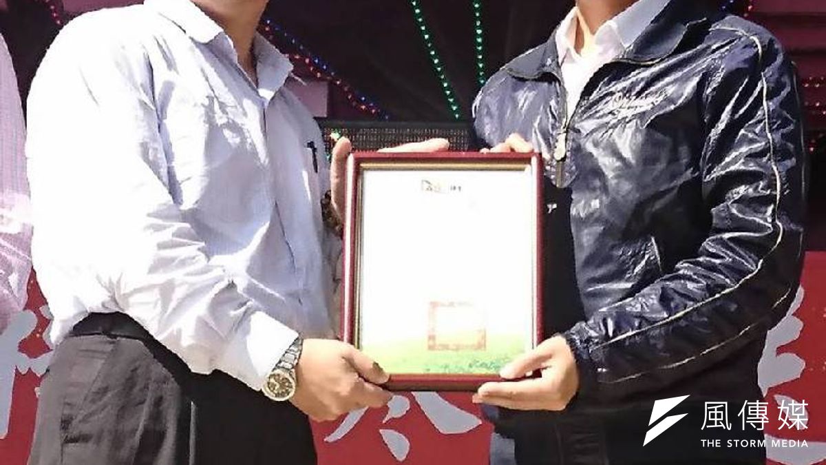 民政局長曹桓榮(右) 頒發感謝狀向中油公司煉製事業部等捐贈單位致上敬意,中油廠長楊進國(左)代表領獎。(圖/徐炳文攝) 民政局長曹桓榮(右) 頒發感謝狀向中油公司煉製事業部等捐贈單位致上敬意,中油廠長楊進國(左)代表領獎。(圖/徐炳文攝)