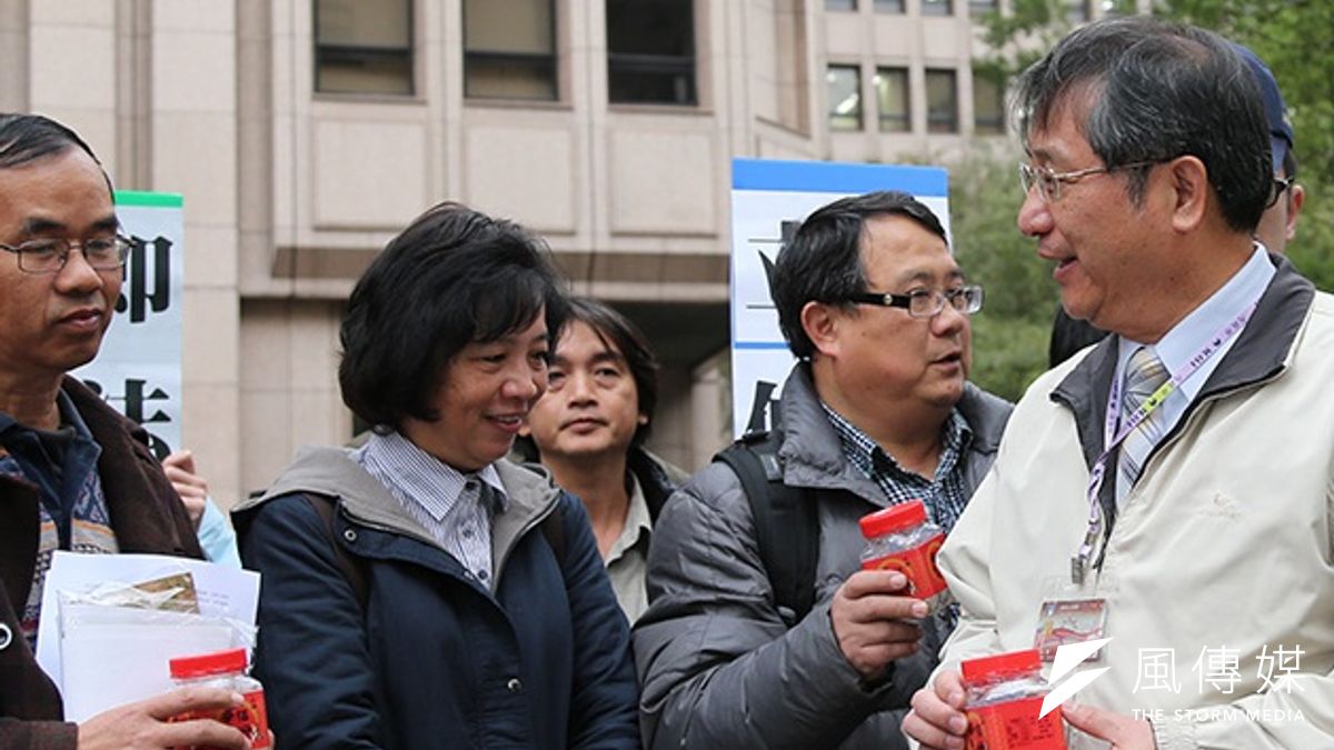 年關將近,內政部仍未決定是否繼續上訴大埔案,大埔4戶27日拿春聯到政院拜年,希望能讓他們過個好年,圖為彭秀春之前到內政部送薑糖。(風傳媒資料照) 年關將近,內政部仍未決定是否繼續上訴大埔案,大埔4戶27日拿春聯到政院拜年,希望能讓他們過個好年,圖為彭秀春之前到內政部送薑糖。(風傳媒資料照)