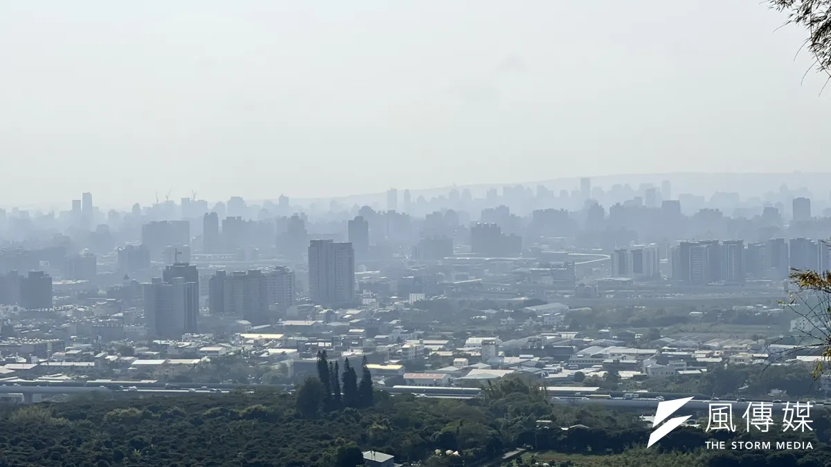 「空汙惡化緊急防制辦法」在緊急空汙事件發生時,能發揮的效果很有限。圖為從周圍的山上遠眺台中市的霧霾,空汙情況嚴重。(呂紹煒攝)