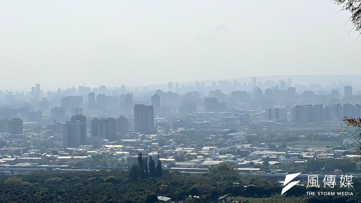 不合理的空汙抵換,將造成區域不平等。圖為從山上遠眺台中市的霧霾,空污(資料照片,呂紹煒攝) 不合理的空汙抵換,將造成區域不平等。圖為從山上遠眺台中市的霧霾,空污(資料照片,呂紹煒攝)