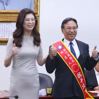 魏平政(右)仍持續「等待」王惠美。(資料照,顏麟宇攝) 魏平政(右)仍持續「等待」王惠美。(資料照,顏麟宇攝)