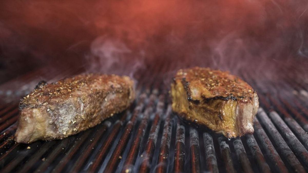 美國人喜愛在國慶日烤肉慶祝,但今年受到中美貿易戰影響,烤肉架變貴了,而牛肉價格下滑(美聯社) 美國人喜愛在國慶日烤肉慶祝,但今年受到中美貿易戰影響,烤肉架變貴了,而牛肉價格下滑(美聯社)