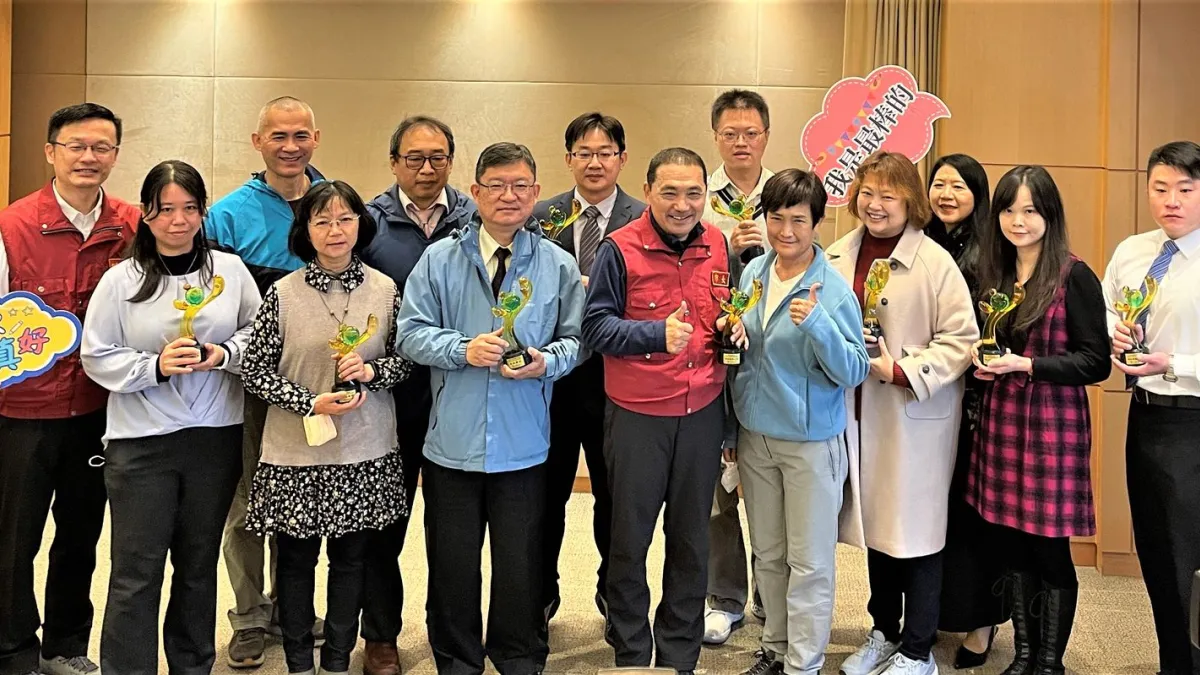 教育部友善校園獎得獎學校及個人於市政會議獻獎予市長侯友宜。(圖/新北市教育局提供)