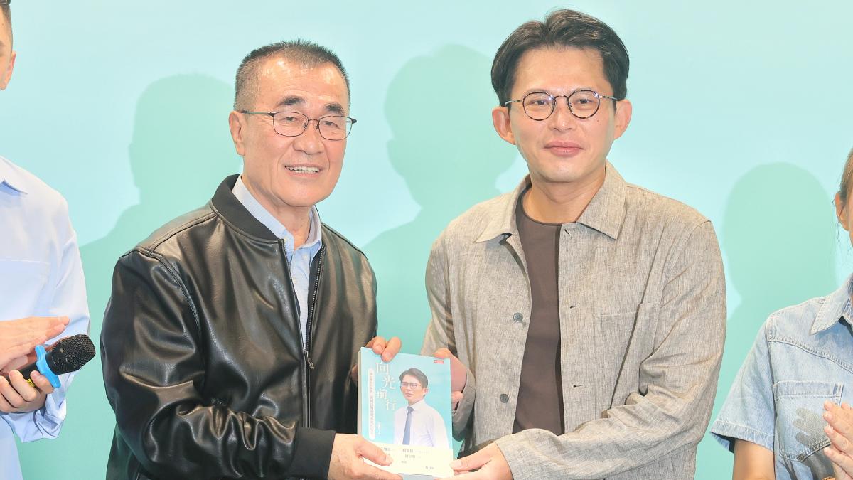 藍白合成立李四川後援會!黃國昌贈新書、白小雞送皮衣盼他成「新北CEO」
