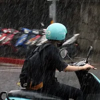 本日は北東季節風の影響で、風上側の地域では湿った空気が増加している。また、グアム北方の熱帯擾乱(95W)は、早ければ本日(8日)にも熱帯低気圧に発達し、10日(木)には今年第23号台風(ナクリー)に成長する可能性がある。(資料写真/柯承惠撮影) 本日は北東季節風の影響で、風上側の地域では湿った空気が増加している。また、グアム北方の熱帯擾乱(95W)は、早ければ本日(8日)にも熱帯低気圧に発達し、10日(木)には今年第23号台風(ナクリー)に成長する可能性がある。(資料写真/柯承惠撮影)