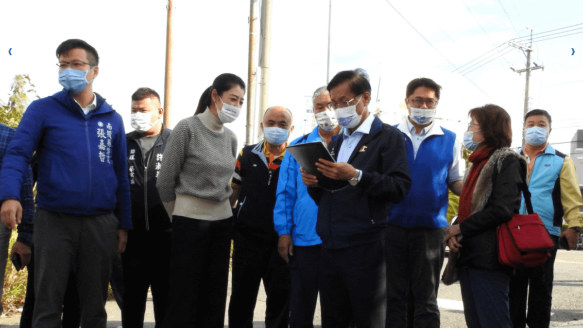 南投市的平山、內新、營南等里的南投路等4條產業道路社區、巷道,因年久失修路面破損崎嶇難行,地方民眾向立委許淑華反映,林明溱縣長6日率工務處人員逐一實地會勘。(圖/南投縣政府提供) 南投市的平山、內新、營南等里的南投路等4條產業道路社區、巷道,因年久失修路面破損崎嶇難行,地方民眾向立委許淑華反映,林明溱縣長6日率工務處人員逐一實地會勘。(圖/南投縣政府提供)