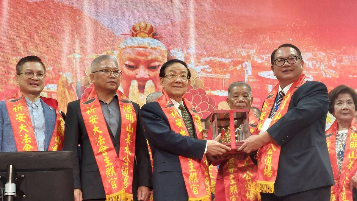 賴清德陣營由前司法院副院長城仲模、前彰化縣長魏明谷、總統府國策顧問黃金舜代表率團向姜太公祝壽,道場主席羅世新致贈飛天神獸四不像,祝福高票當選。(圖/姜太公道場提供) 賴清德陣營由前司法院副院長城仲模、前彰化縣長魏明谷、總統府國策顧問黃金舜代表率團向姜太公祝壽,道場主席羅世新致贈飛天神獸四不像,祝福高票當選。(圖/姜太公道場提供)