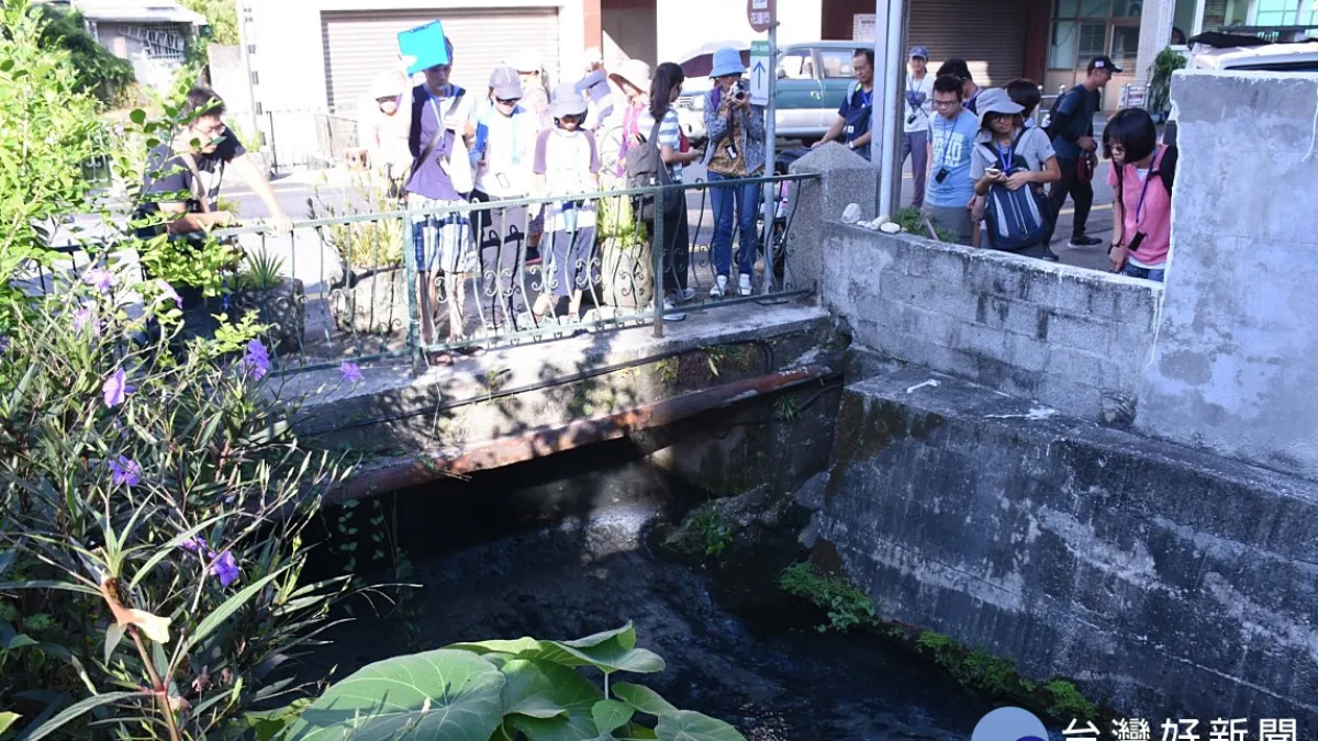 花蓮回藍海是生活節 城鎮河流帶路旅行