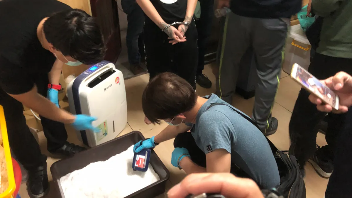 海巡署偵防分署屏東查緝隊會同多個單位,13日於屏東縣萬丹鄉鐵皮農舍破獲製毒工廠。(海巡署偵防分署屏東查緝隊)