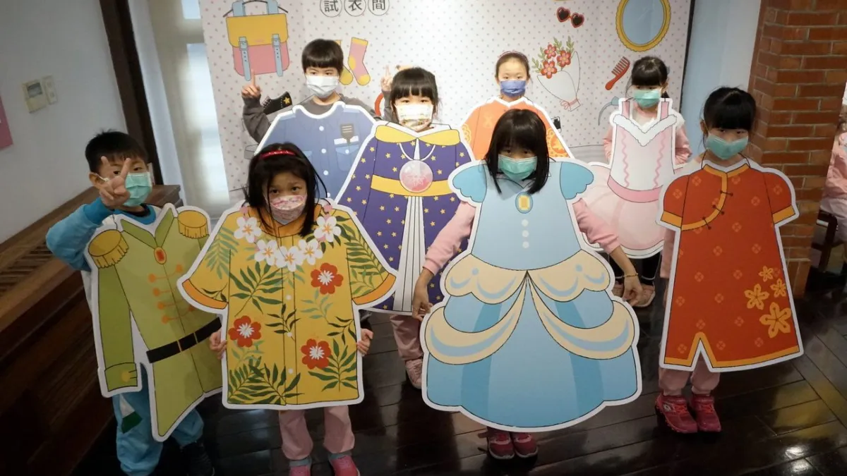 臺北市鄉土教育中心展出「衣起玩艋舺」特展,邀請大小朋友一同來了解衣服誕生過程。(圖/臺北市政府教育局提供)