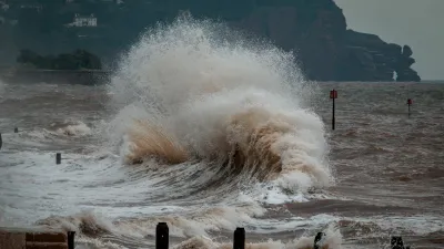 氣象署地震測報中心主任吳健富指出,海嘯的傳播速度「近似噴射機速度」,在深海區域時速可達720公里,他特別警告,0.3公尺到1公尺大概在海邊人車就會被沖走。(示意圖/Unsplash)