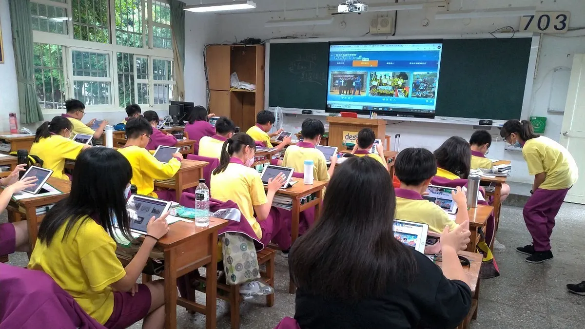 中小學9月開學將以「實體上課」為主,但是台灣疫情仍然存在,不少師長、學長對防疫措施仍有疑慮。(圖/新北市教育局提供)