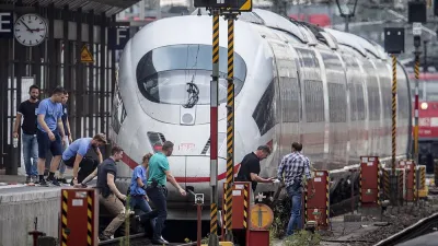 2019年7月29日,一對母子遭人推下德國法蘭克福車站月台,8歲男童當場身亡。(AP)