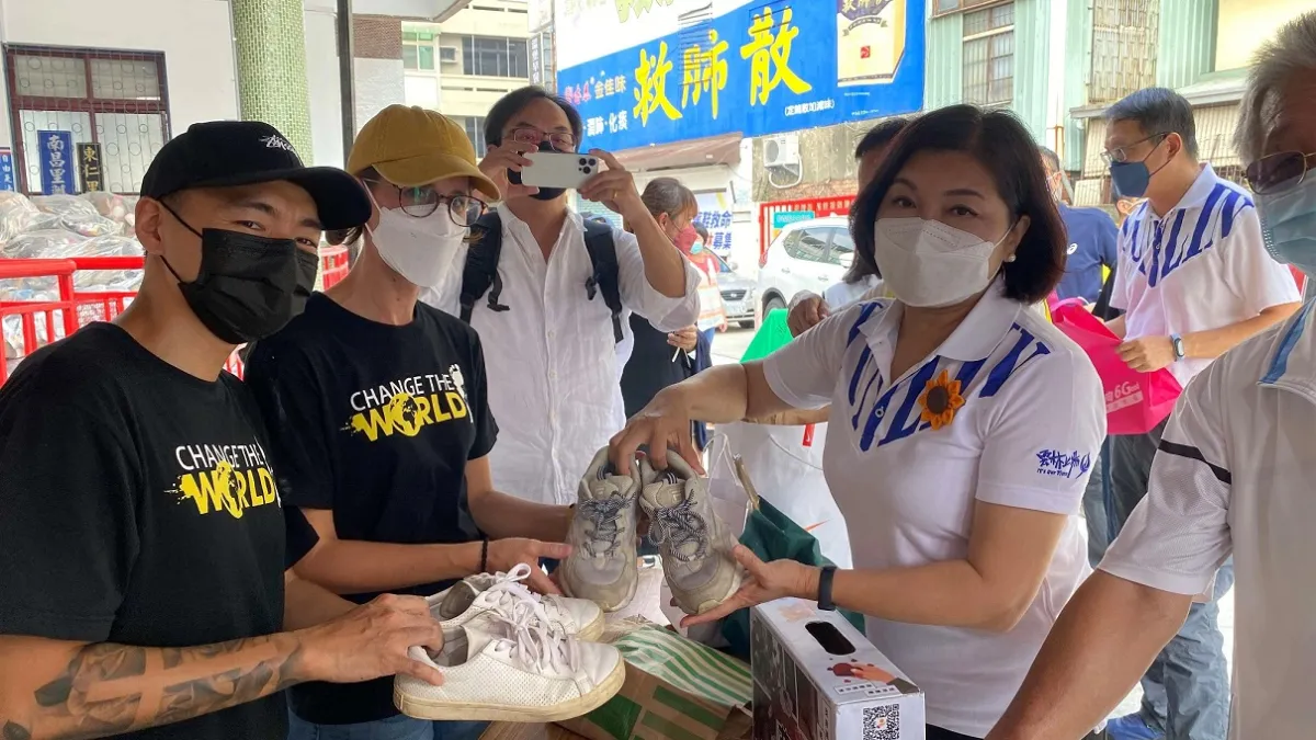 舊鞋救命step30-「舊鞋救命在雲林募集」活動,縣長張麗善到場響應,呼籲鄉親整理捐出家中的衣物、背包與鞋子,幫助遠在非洲的孩子。(圖/雲林縣政府新聞處提供)