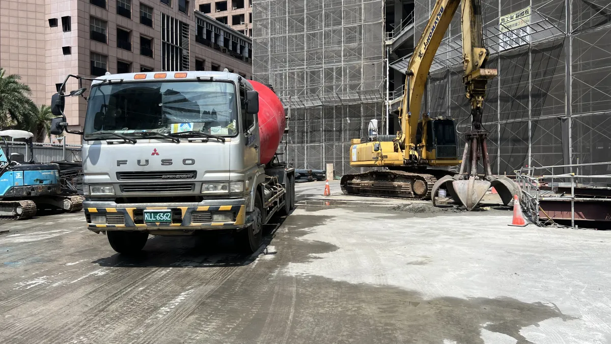 竹北市「豐采520」建案工地18日凌晨擅自動工,縣府勒令豐邑所有工地即刻起全面無限期停工。(圖/新竹縣政府提供)