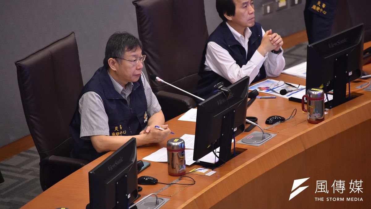 梅姬颱風橫掃,新店溪濁度飆漲,台北市恐將停水。圖為柯文哲視察防災中心。(台北市政府提供) 梅姬颱風橫掃,新店溪濁度飆漲,台北市恐將停水。圖為柯文哲視察防災中心。(台北市政府提供)