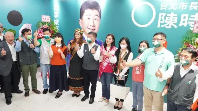 民進黨台北市長參選人陳時中南港區後援會舉辦成立茶會,與民進黨平地原住民議員參選人吳郁瑾(Sawmah)、山地原住民議員參選人陳慧君( Mulas Ismahasan)成立聯合競選總部。(資料照,吳郁瑾辦公室提供)