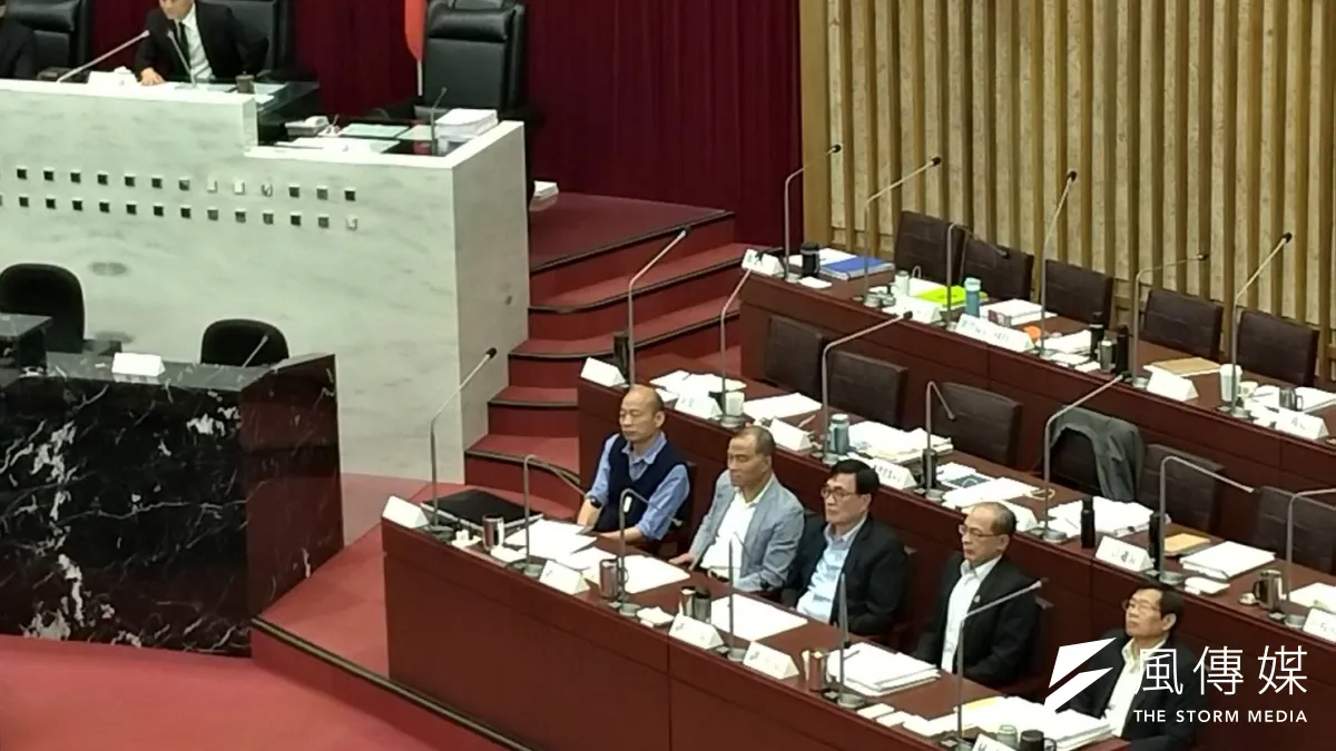高雄市議會局處官員列席備詢區顯得空空蕩蕩 ,僅留市長、副市長跟秘書長備詢。(圖/徐炳文攝)
