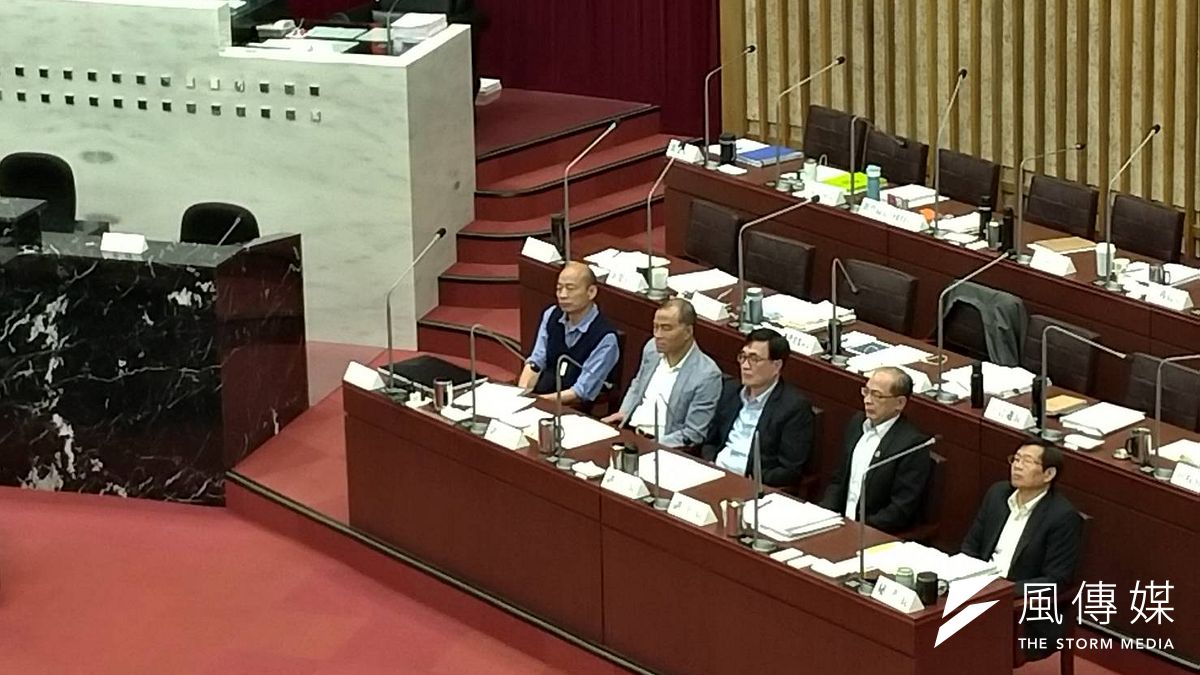 高雄市議會局處官員列席備詢區顯得空空蕩蕩 ,僅留市長、副市長跟秘書長備詢。(圖/徐炳文攝) 高雄市議會局處官員列席備詢區顯得空空蕩蕩 ,僅留市長、副市長跟秘書長備詢。(圖/徐炳文攝)