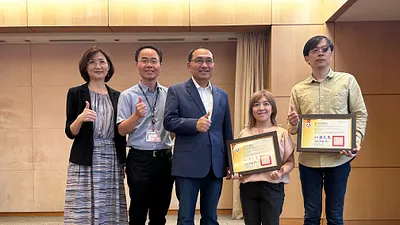 獲閱讀推手團體獎項於市政會議獻獎與市長侯友宜合影。(圖/新北市教育局提供)