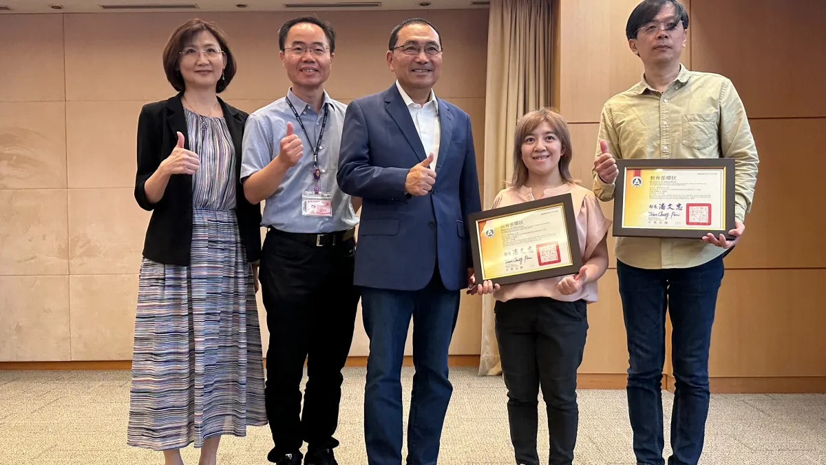 獲閱讀推手團體獎項於市政會議獻獎與市長侯友宜合影。(圖/新北市教育局提供)