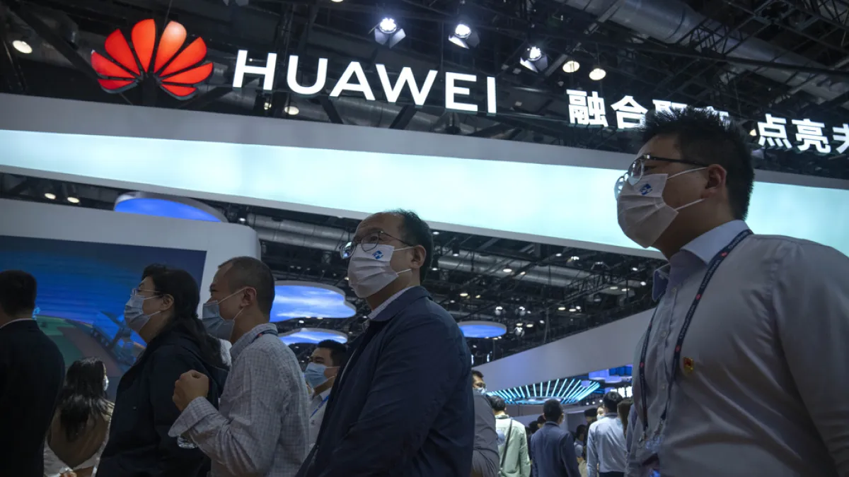 中國手機大廠華為在展覽的攤位。(美聯社)