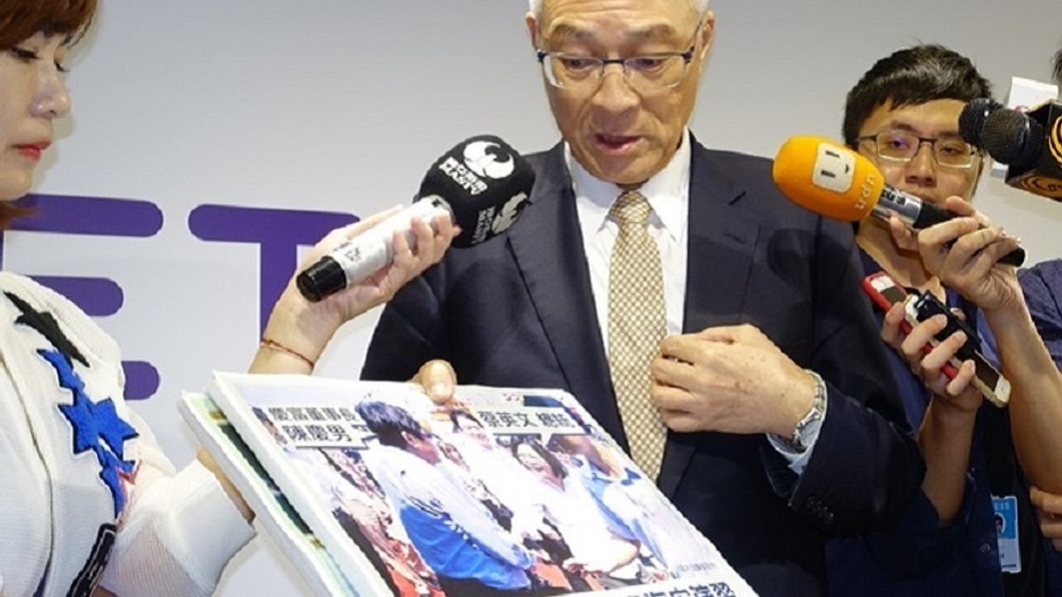 民進黨要國民黨主席吳敦義說清楚,他就拿出陳慶男與蔡英文講話照指他們(蔡陳)應該很熟。(國民黨提供) 民進黨要國民黨主席吳敦義說清楚,他就拿出陳慶男與蔡英文講話照指他們(蔡陳)應該很熟。(國民黨提供)