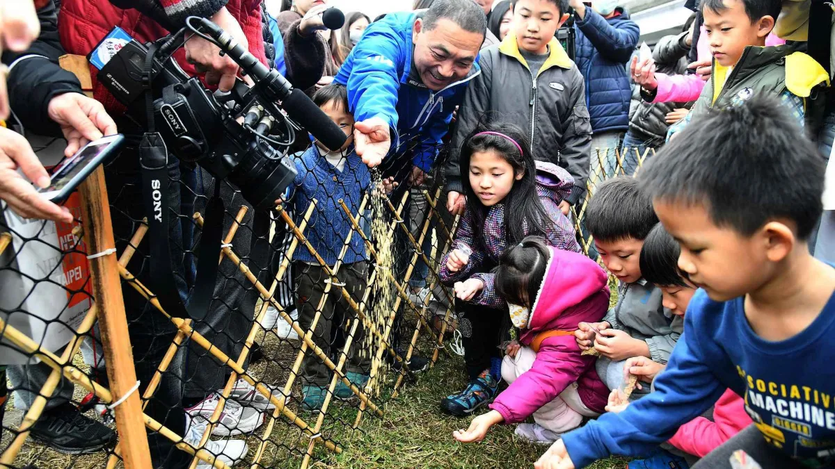 「新北厚所在-鴨鴨遊園趣」活動,小朋友們參與大迷宮遊戲、地景圈圈、擊打憤怒鳥和挑戰極限等玩得不亦樂乎,三重鴨鴨公園地景藝術展至1月31日,歡迎市民朋友參觀。 (圖/新北高灘地工程管理處提供)