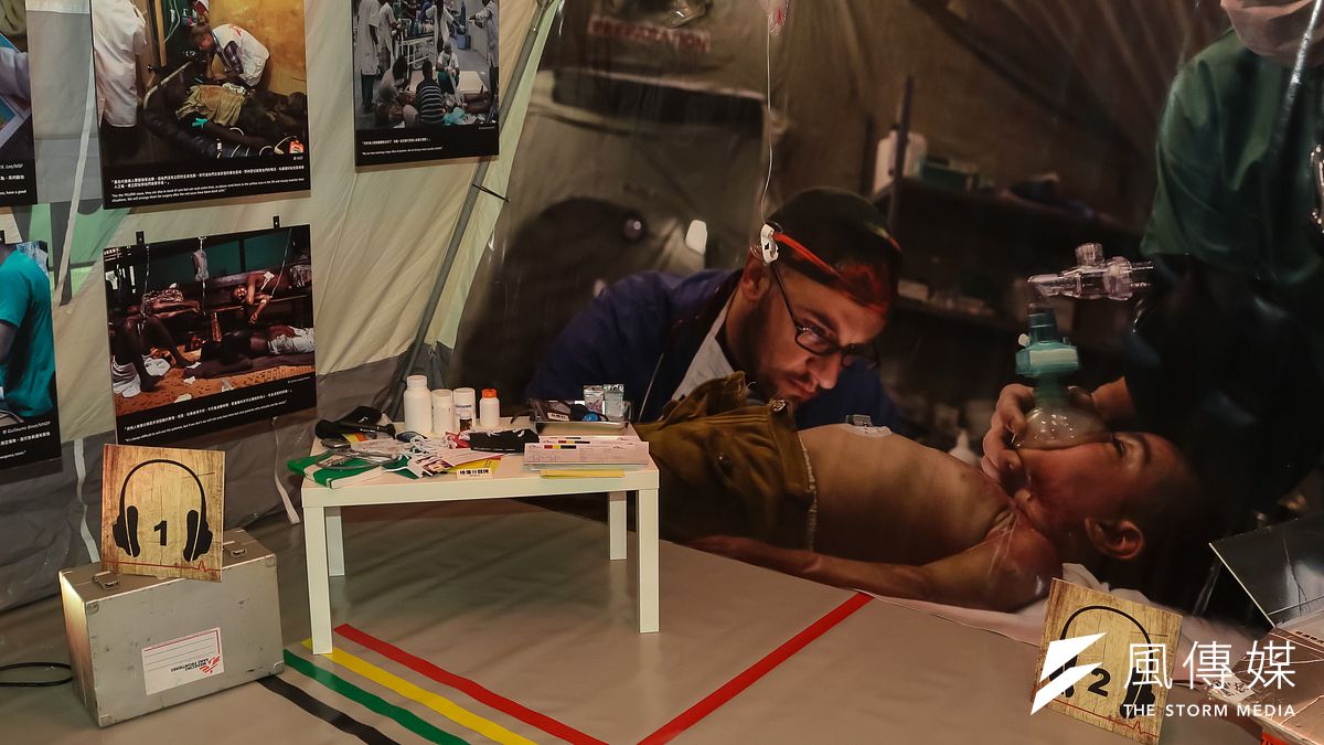 「穿梭救援間」無國界醫生亞洲巡迴展覽,以3個大型帳篷重現無國界醫生前線救援場景。(顏麟宇攝) 「穿梭救援間」無國界醫生亞洲巡迴展覽,以3個大型帳篷重現無國界醫生前線救援場景。(顏麟宇攝)