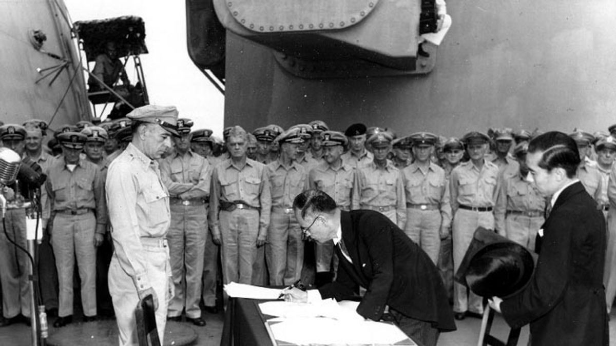 1945年9月2日在美軍中將理查·薩瑟蘭的監督下,由日本外務大臣重光葵在停泊於東京灣的密蘇里號戰艦 (BB-63)上代表日本政府簽署《降伏文書》。(Army Signal Corps@wikipedia/公共領域) 1945年9月2日在美軍中將理查·薩瑟蘭的監督下,由日本外務大臣重光葵在停泊於東京灣的密蘇里號戰艦 (BB-63)上代表日本政府簽署《降伏文書》。(Army Signal Corps@wikipedia/公共領域)