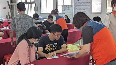 桃分署移師竹南運動公園辦理徵才活動,現場規劃「疫後改善缺工擴大就業方案」專區,協助民眾立即諮詢、推介。(圖/勞動力發展署桃竹苗分署提供)