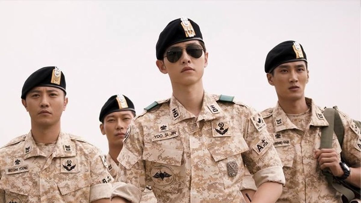 在男人的眼中,軍事風格是一種夢想,存在著一種優越感。(圖/擷取自《太陽的後裔》網路劇照) 在男人的眼中,軍事風格是一種夢想,存在著一種優越感。(圖/擷取自《太陽的後裔》網路劇照)