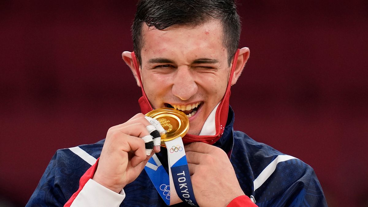 為何奧運歷史上有多位運動選手得到金牌後卻選擇出售?圖為喬治亞選手貝考里(Lasha Bekauri)咬著他的金牌。(資料照,示意圖非本人/AP) 為何奧運歷史上有多位運動選手得到金牌後卻選擇出售?圖為喬治亞選手貝考里(Lasha Bekauri)咬著他的金牌。(資料照,示意圖非本人/AP)