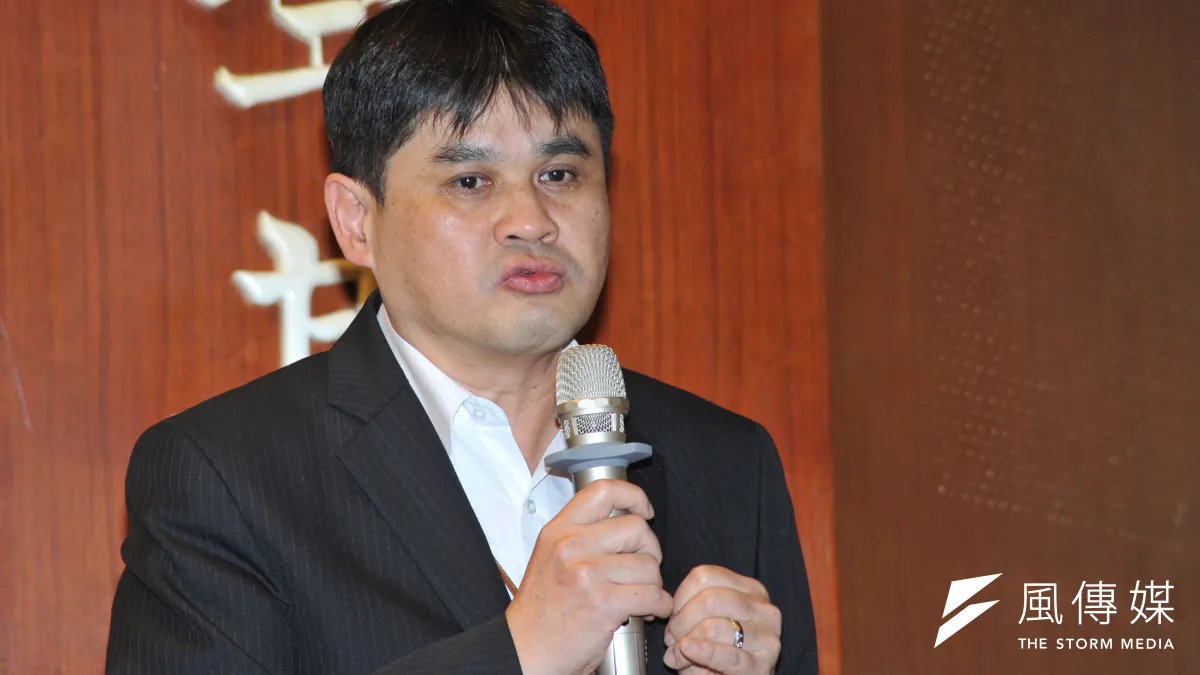 交通部鐵道局副局長楊正君說,普悠瑪出軌主因是過彎超速,但司機忙於事故排除、主風泵異常、ATP隔離後無法告警,防護關卡一一失效,才釀成悲劇。(甘岱民攝)
