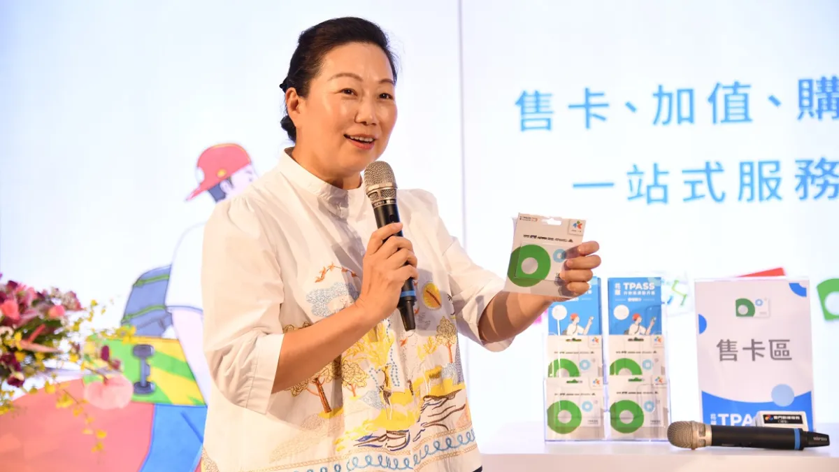 花蓮縣長徐榛蔚出席「花蓮TPASS行政院通勤月票發佈記者會」,宣布通勤月票將於10月2日全面啟用搭乘。(圖/花蓮縣政府提供)