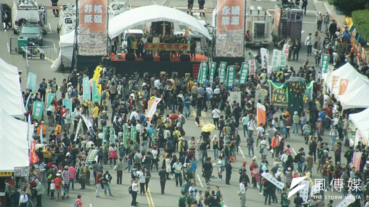全國廢核行動平台11日聯合舉辦的「非核低碳 永續能源」大遊行,台北場於凱道集合出發。(盧逸峰攝)