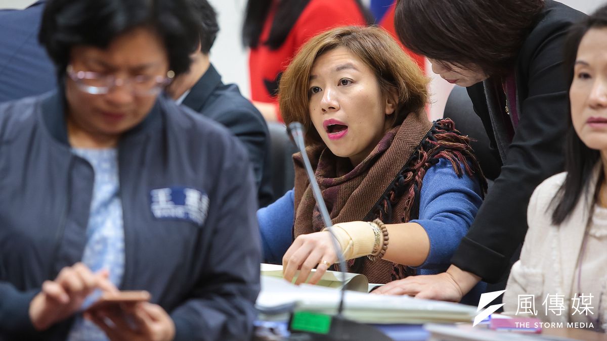 立法院社福衛環、經濟委員會聯席續審《勞基法》修正草案,由於時間逼近法定會議時間5點30分,民進黨團連忙提出會議延長至晚上12點的提案,投票後為17票贊成、8票不贊成,會議將延長至晚間12點。。(顏麟宇攝) 立法院社福衛環、經濟委員會聯席續審《勞基法》修正草案,由於時間逼近法定會議時間5點30分,民進黨團連忙提出會議延長至晚上12點的提案,投票後為17票贊成、8票不贊成,會議將延長至晚間12點。。(顏麟宇攝)