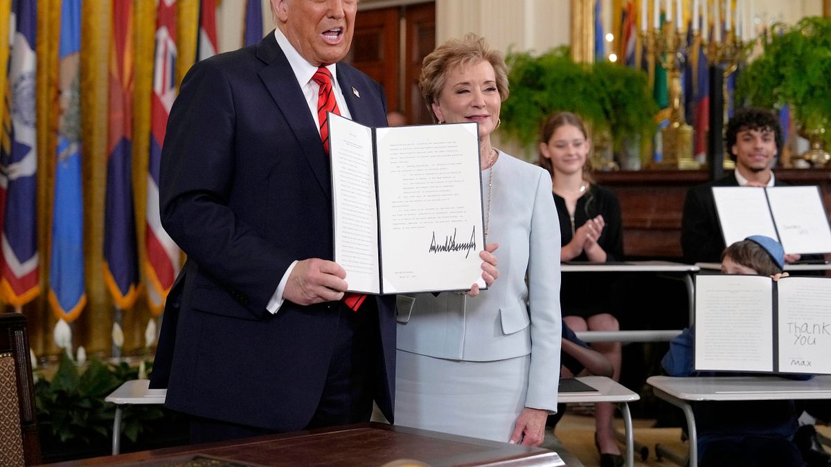 2025年3月20日,美國總統川普在白宮東廳召開記者會,說明關閉教育部的決定,一旁是教育部長麥馬洪。(美聯社) 2025年3月20日,美國總統川普在白宮東廳召開記者會,說明關閉教育部的決定,一旁是教育部長麥馬洪。(美聯社)