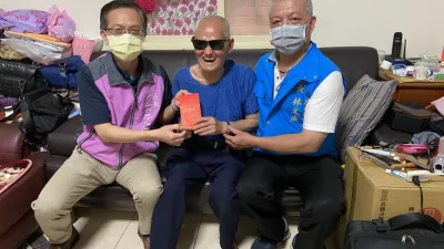 淡水區長巫宗仁親自送急難紓困申請書到李炳輝家中協助申請填寫,並媒合福佑宮淡水媽慈善基金會捐贈5000元的生活費助他度過困境。(圖/新北市淡水區公所提供)