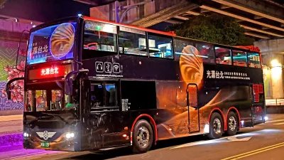 北市推雙層觀巴賞燈,車體燈飾也結合燈會主題。(圖/臺北市政府提供)